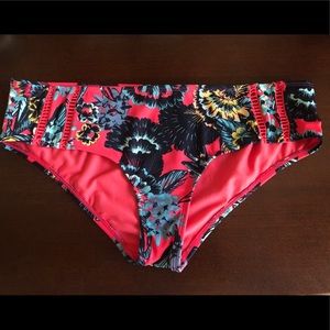 Roxy bathing suit bottoms (new without tags).
